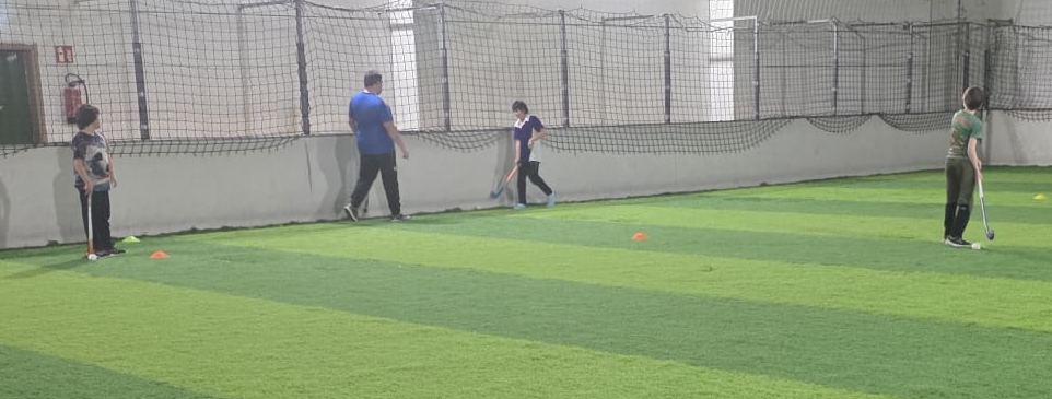 Kinder üben Passen und Stoppen beim Hockeytraining